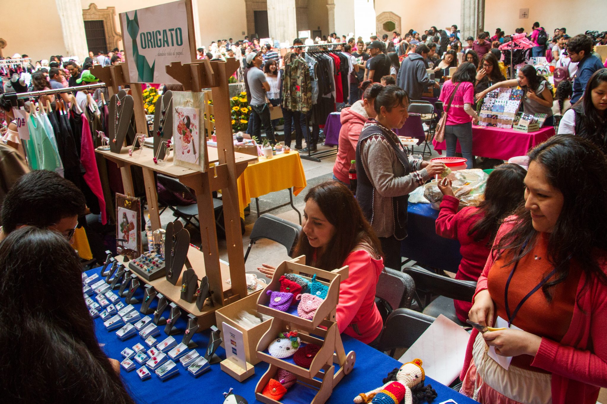 Jóvenes Emprendedores Realizan Bazar En El Mide Diario Basta 7592