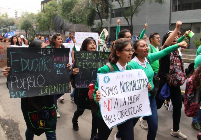 Más Estudiantes Protestan; Ahora Normalistas - Diario Basta!