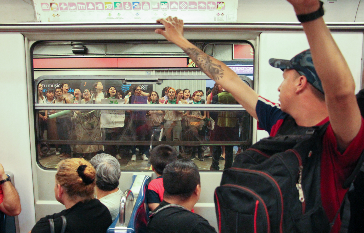 Fuera Hombres De Vagones Exclusivos Para Mujeres En El Metro Diario Basta
