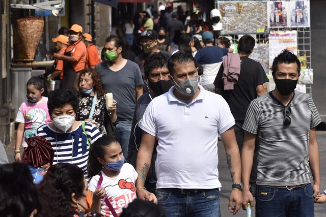 Continúan las aglomeraciones en las principales calles del centro histórico mientras el semáforo epidemiológico de la pandemia por covid-19 se mantiene en naranja.