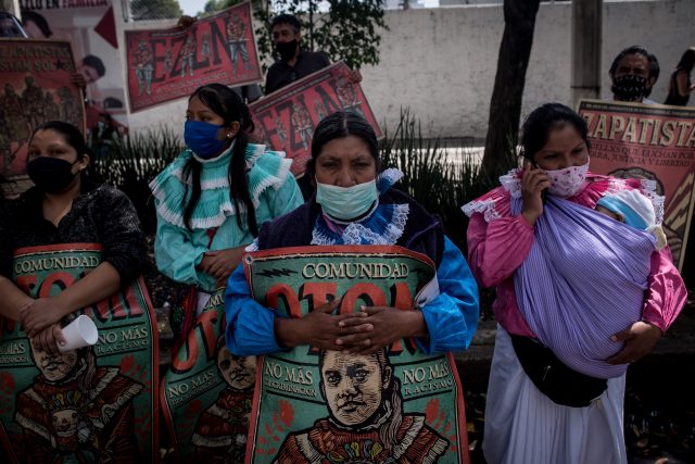 Bloquean Otomíes Av. México Coyoacan a la altura del INPI