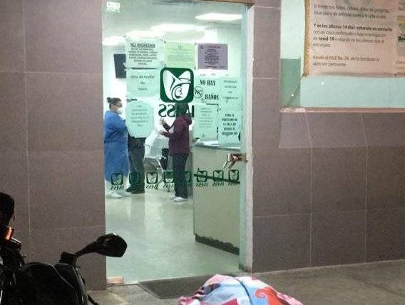 Video: hombre muere a la puerta de un Hospital del IMSS