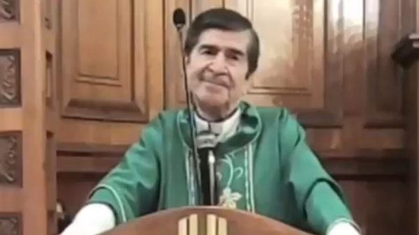 Renuncia sacerdote que dice que usar cubrebocas es “no confiar en Dios”