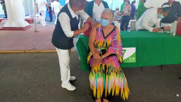 Vacunan a Olga Sánchez Cordero contra Covid-19