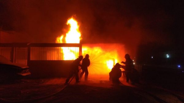 Flamazo en ducto de Pemex quema una casa