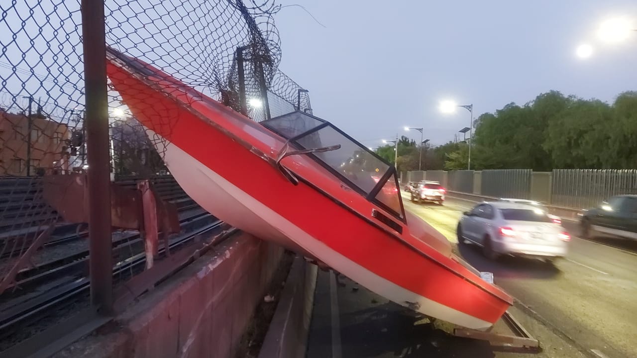 Choca lancha... ¡CON MURO DEL METRO!