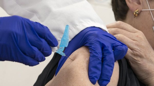 IMSS no tuvo participación en campaña de vacunación, aclaran tras muerte de adulto mayor