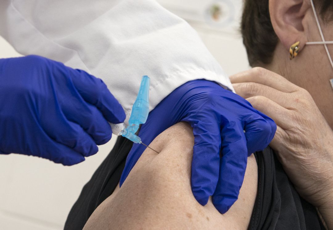 IMSS no tuvo participación en campaña de vacunación, aclaran tras muerte de adulto mayor