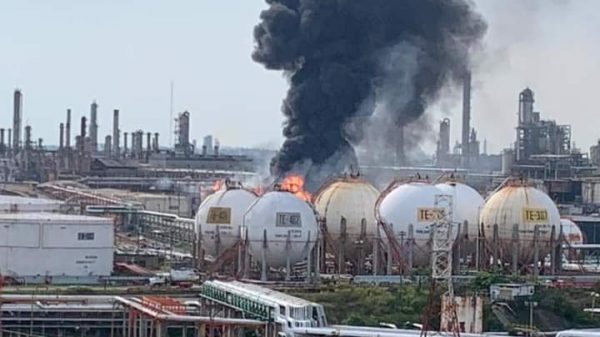 Se registra explosión en refinería de Minatitlán, Veracruz