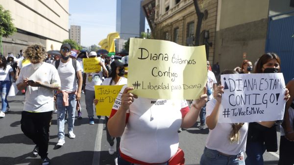 Otra vez, obligan a comerciantes a marchar en favor de Diana Sánchez Barrios