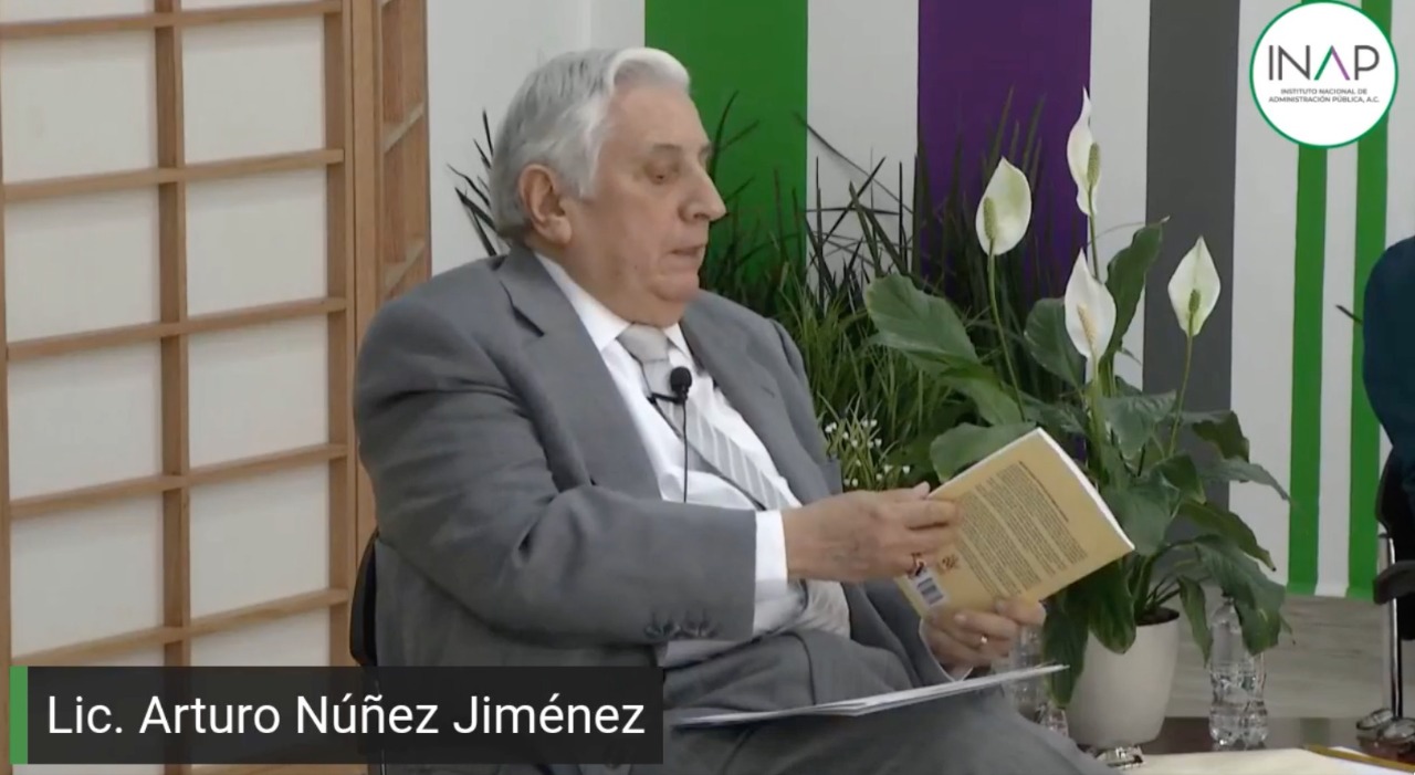 Arturo Núñez reaparece en presentación de un libro en el INAP