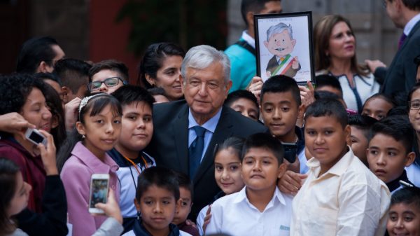 AMLO felicita a las niñas y niños