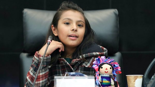 Senado entrega reconocimiento a niña genio mexicana