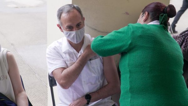 Recibe López-Gatell vacuna contra Covid-19