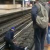 Rescatan a hombre que cae a las vías del metro