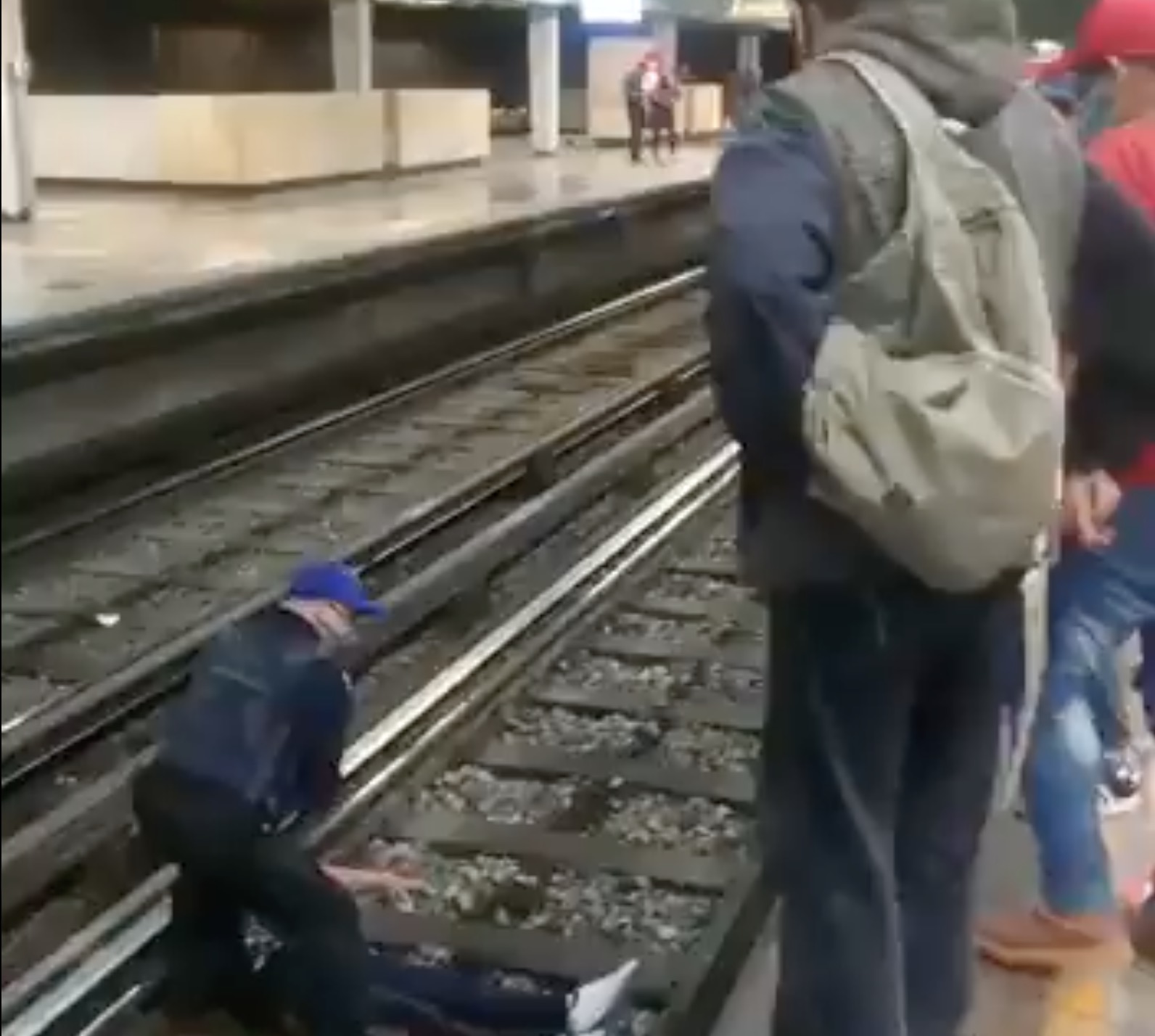 Rescatan a hombre que cae a las vías del metro