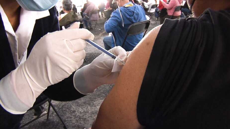 En Neza continúa la vacunación