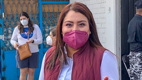 Berenice Hernández emite su voto en Tláhuac