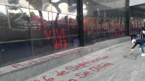Protestan normalistas de Ayotzinapan en la FGR por detención de estudiantes en Chiapas y Puebla