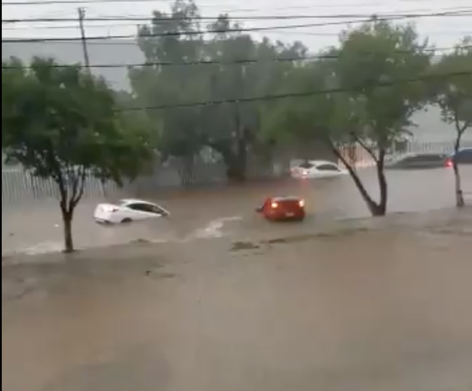 Diluvio en Edomex, calles Tlalnepantla y Atizapán bajo agua