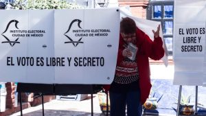 Largas filas para recoge pago de de votos en Tláhuac