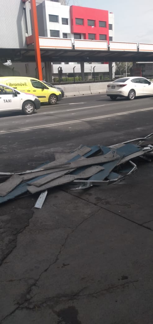 Cae estructura metálica de metro  Villa de Cortés, 2 autos afectados