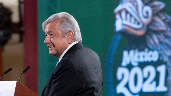 AMLO recibirá pensión de adulto mayor