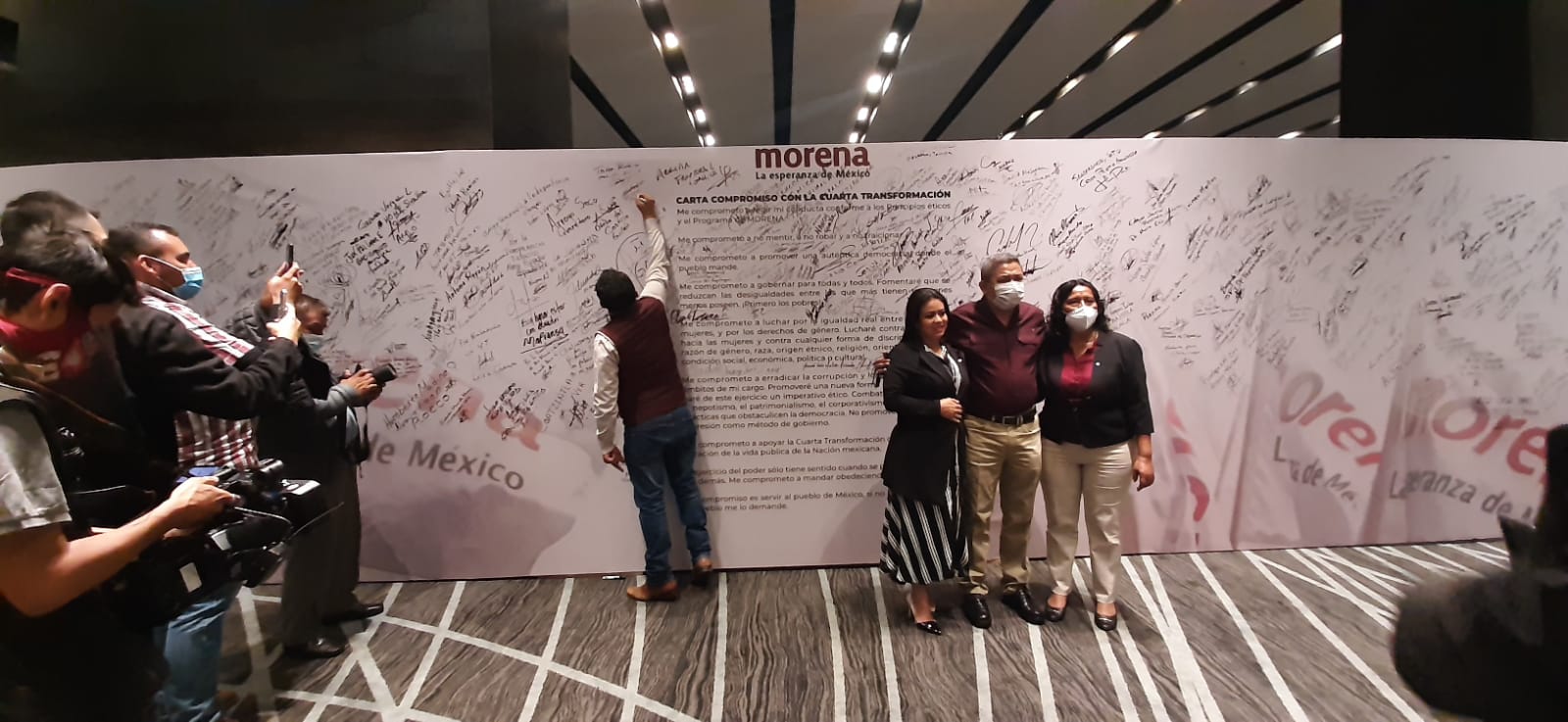Alcaldes de Morena firman carta compromiso