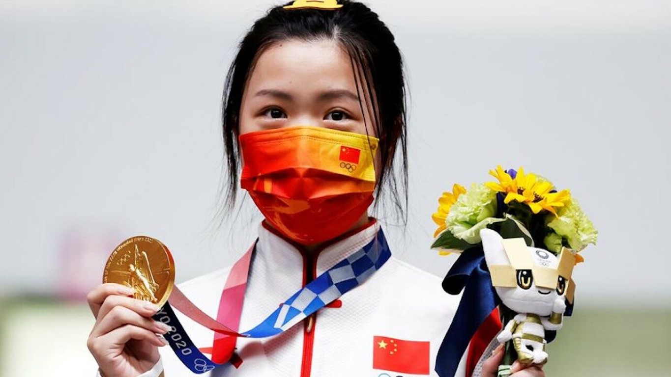 La china Yang gana la primera medalla de oro de Tokio 2020