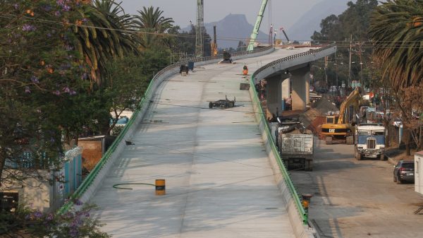 Manifestantes bloquean periférico por descontento contra la construcción de puente sobre humedal