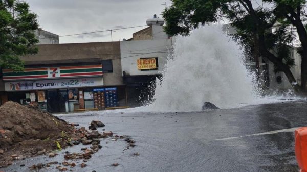 Reparan fuga de agua en Miramontes