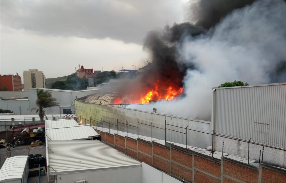 Fábrica de muebles de Tlalnepantla sufre voraz incendio