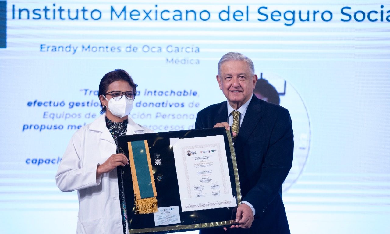 AMLO entrega Condecoración Miguel Hidalgo a personal de salud