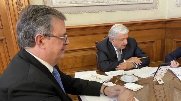 AMLO y Kamala Harris sostienen llamada telefónica