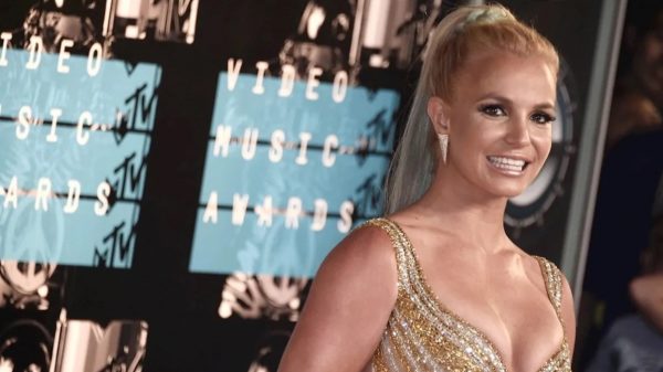 Britney Spears posa en topless y asegura que es liberador hacerlo