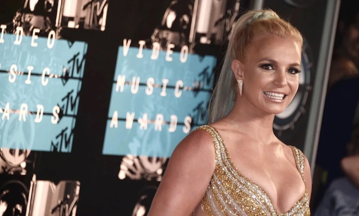 Britney Spears posa en topless y asegura que es liberador hacerlo