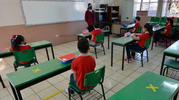 Clases presenciales serán actividad súper esencial