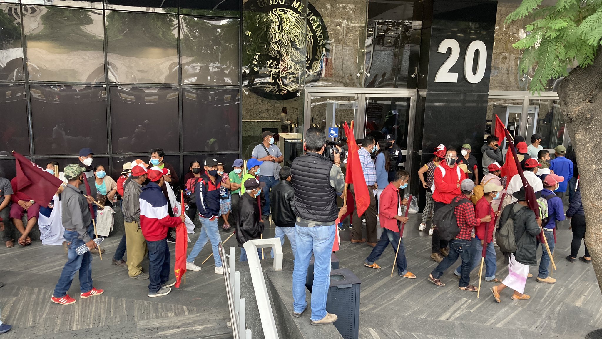 Caravana por la Justicia y Verdad se manifiesta en la FGR