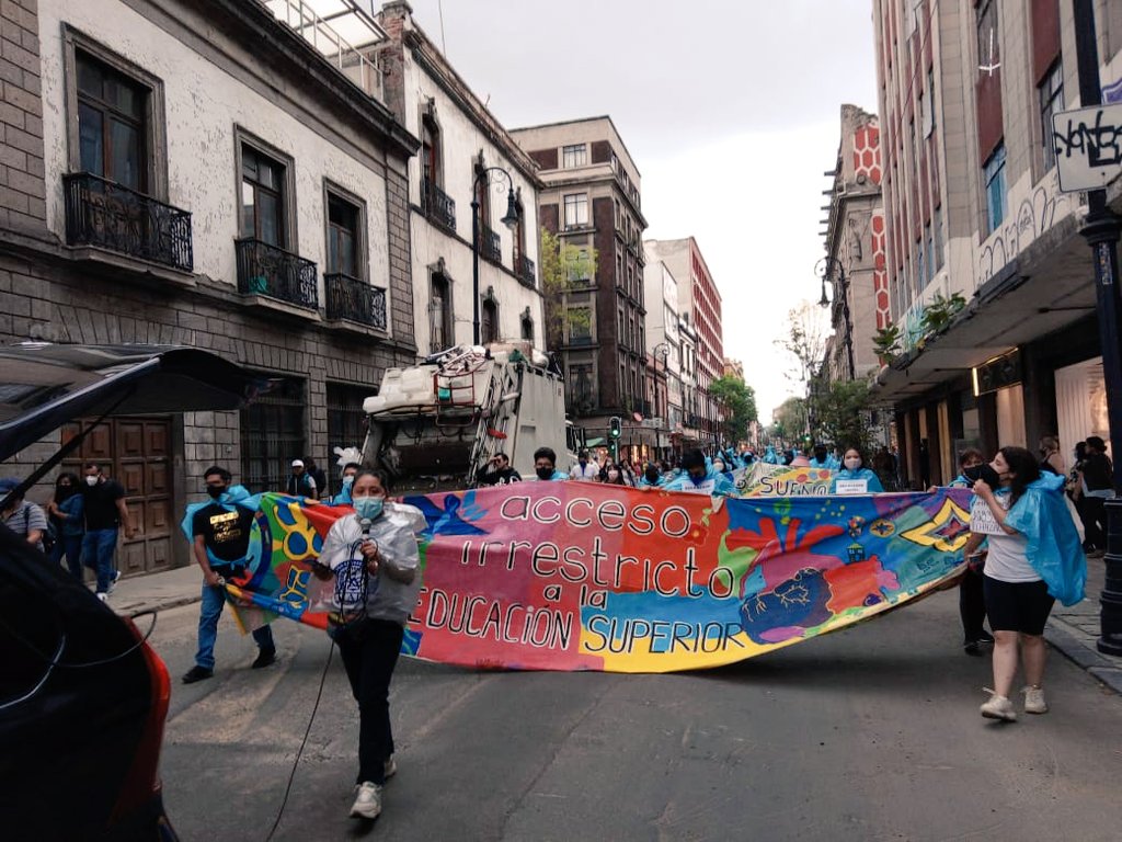 Marchan excluidos, de la SEP al edificio de Rectoría de la UNAM