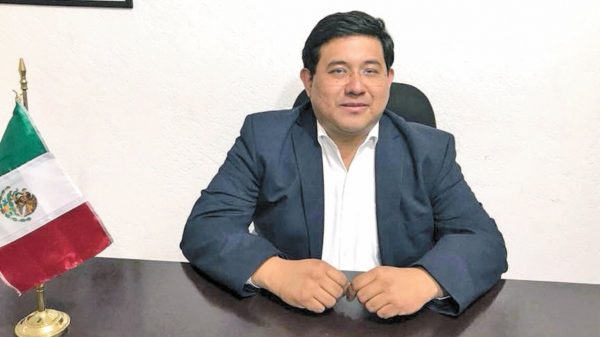 Gasta José Carlos Acosta 1.6mdp en escritorios en Xochimilco