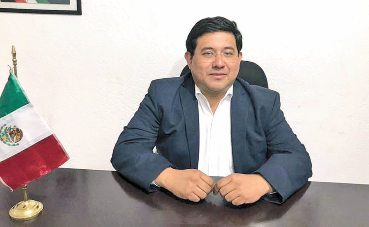 Gasta José Carlos Acosta 1.6mdp en escritorios en Xochimilco