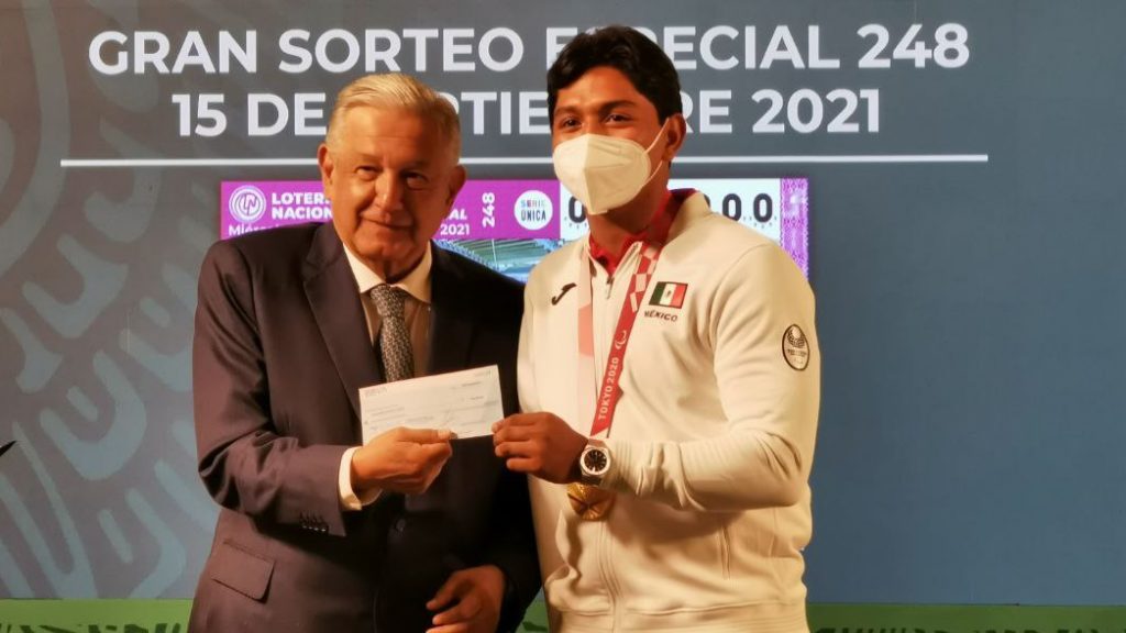 Amlo Entrega Estímulos A Atletas Que Participaron En Los Juegos