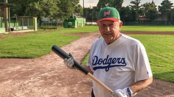 AMLO sufre “desgarre” mientras jugaba béisbol