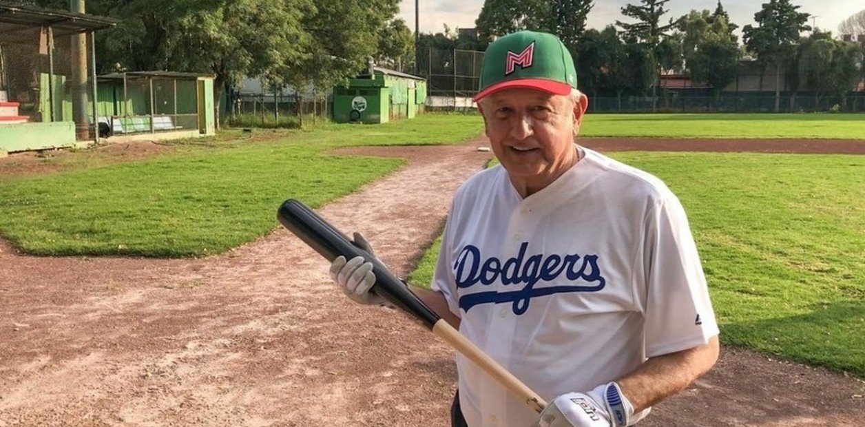 AMLO sufre “desgarre” mientras jugaba béisbol