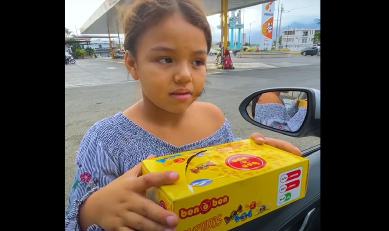 VIDEO: Niña vendedora de dulces se vuelve viral por ¡hablar en 4 idiomas! –  Diario Basta!