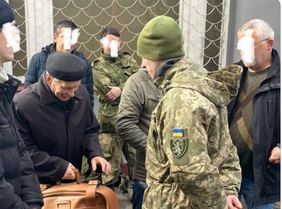 "Lo hago por mis nietos", hombre de 80 años se une al ejército Ucrania