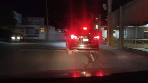 Maltrato animal al límite: captan a perro amarado y arrastrado en auto