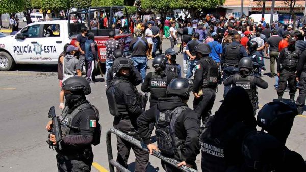 Se enfrentan policías estatales y comerciantes poblanos en mercado Hidalgo