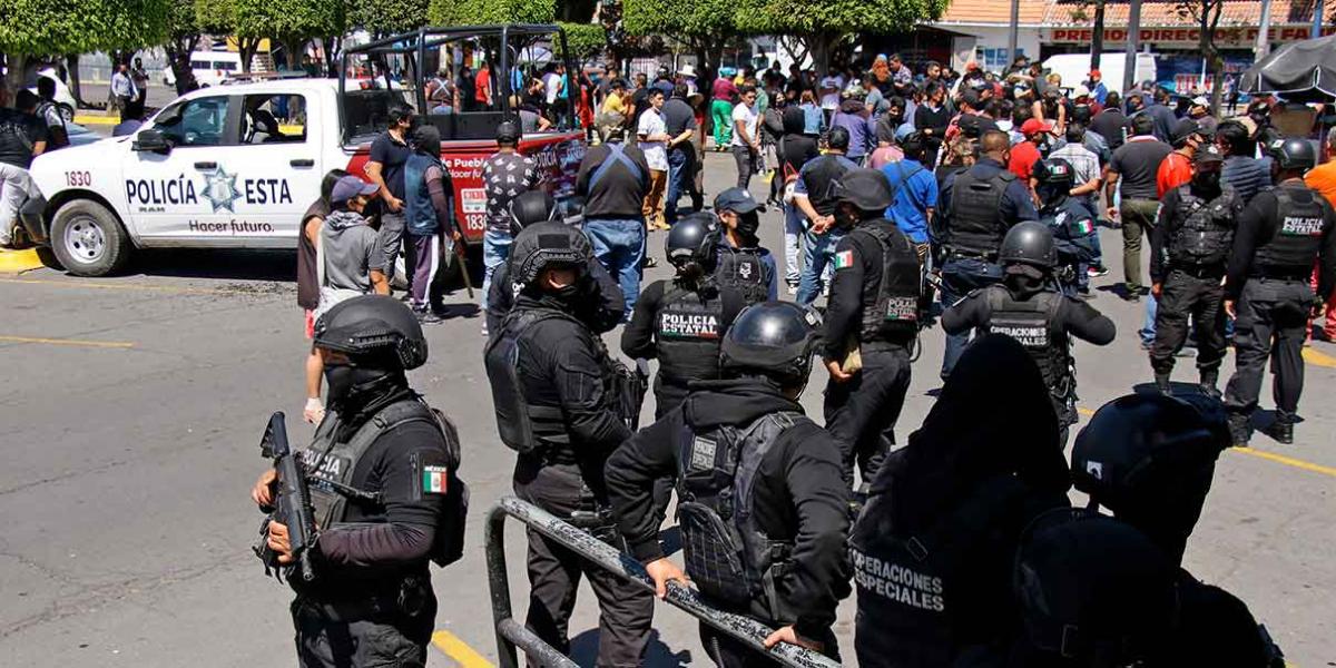 Se enfrentan policías estatales y comerciantes poblanos en mercado Hidalgo