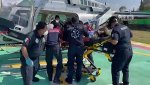 Trasladan en helicóptero a joven gravemente herida tras caer de motocicleta